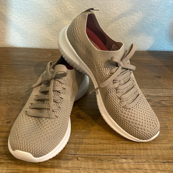 Sketchers size 7.5 - Picture 2 of 5